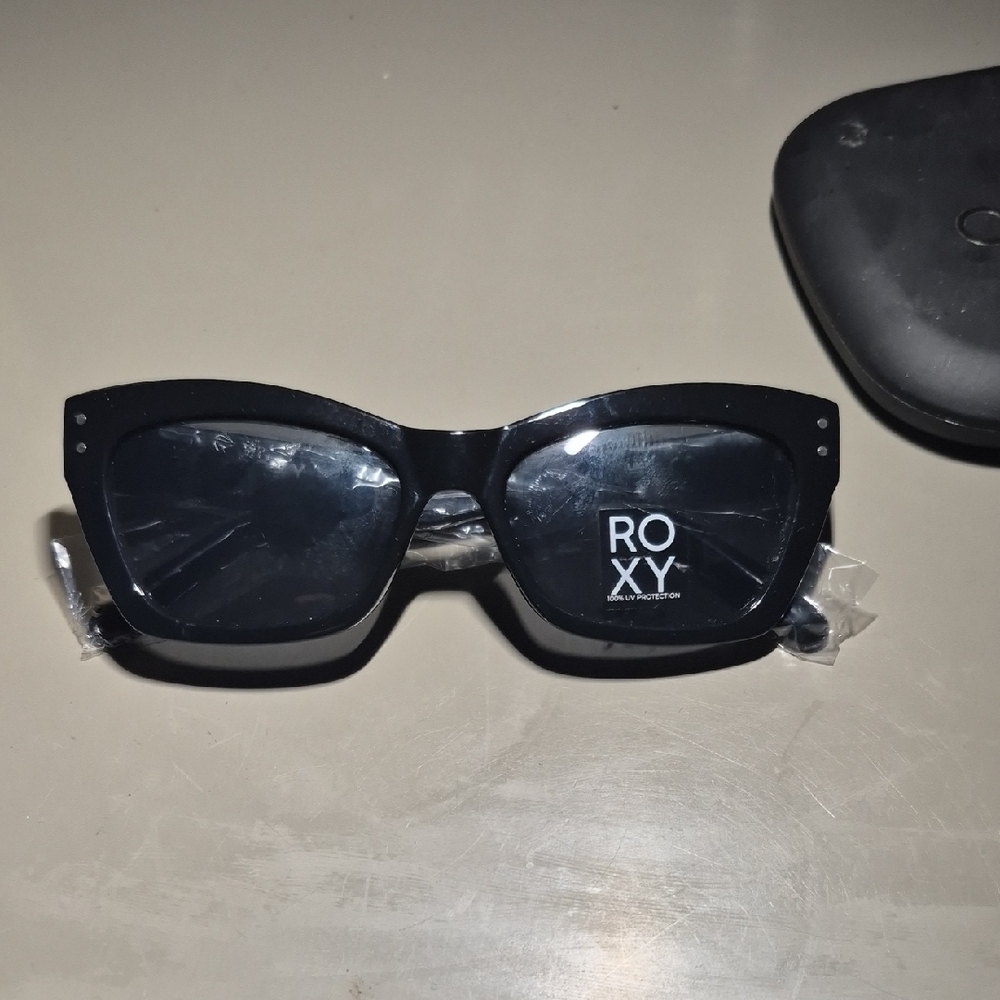 Roxy Black Square Sunglasses with Glossy Finish